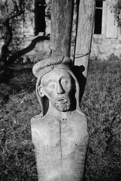 statue : Christ en croix, vue partielle