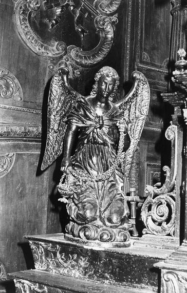 statue d'un ange du maître-autel, vue générale