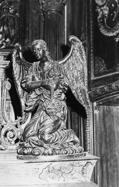 statue d'un ange du maître-autel, vue générale