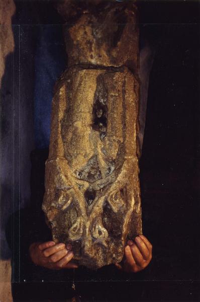 pilier de la lanterne des morts, vue partielle - © Ministère de la Culture (France), Médiathèque du patrimoine et de la photographie (objets mobiliers), tous droits réservés