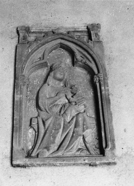 bas-relief : Vierge à l'Enfant allaitant (la), vue générale - © Ministère de la Culture (France), Médiathèque du patrimoine et de la photographie (objets mobiliers), tous droits réservés