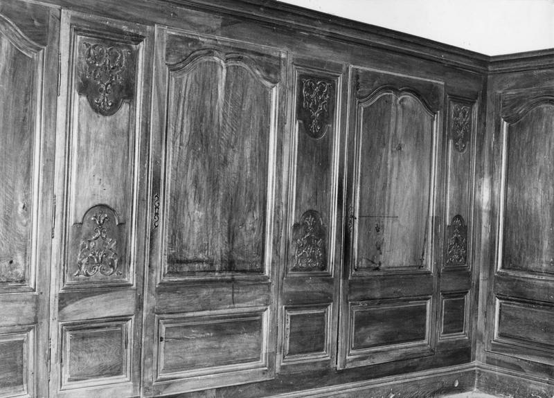lambris de revêtement, placard, prie-Dieu, vue partielle