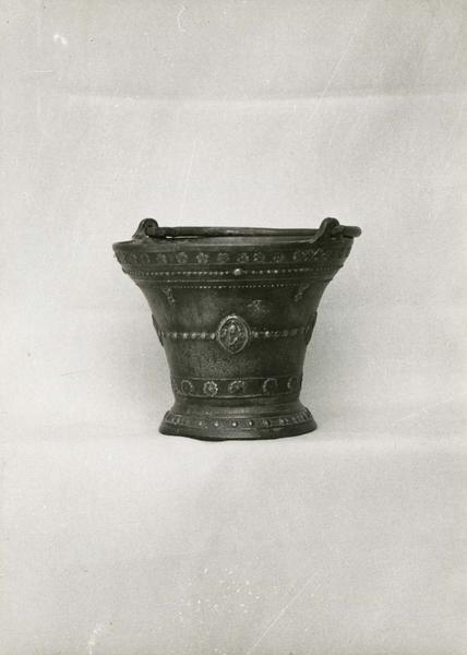 seau à eau bénite (seau à aspersion), vue générale - © Ministère de la Culture (France), Médiathèque du patrimoine et de la photographie (objets mobiliers), tous droits réservés