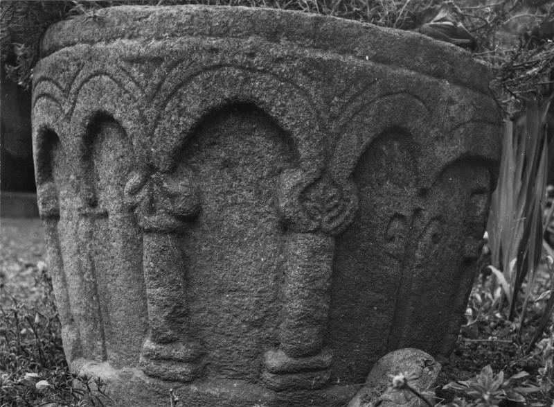 fonts baptismaux (cuve baptismale), vue générale - © Ministère de la Culture (France), Médiathèque du patrimoine et de la photographie (objets mobiliers), tous droits réservés