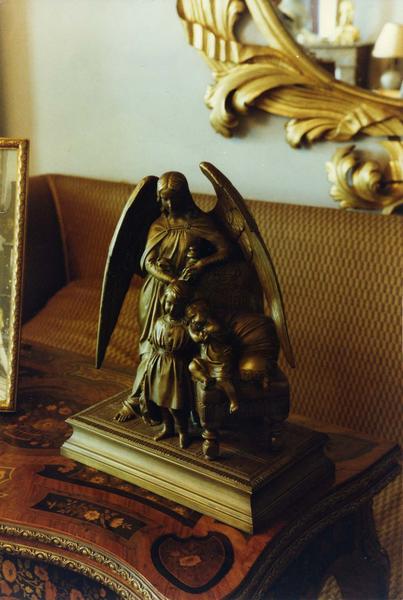 groupe sculpté : enfants du duc d'Orléans (Les), le comte de Paris et le duc de Chartres près du trône de leur grand-père avec leur ange gardien, vue générale