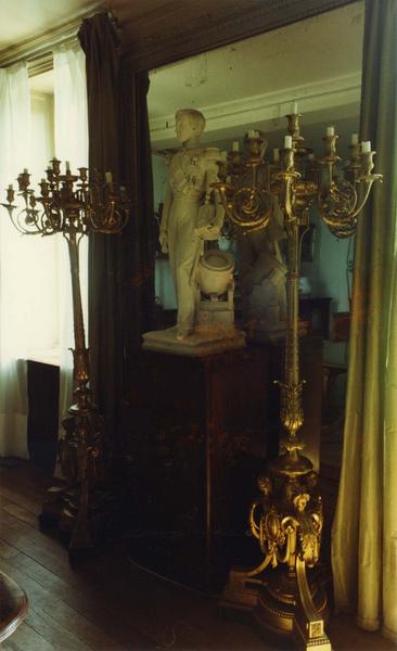 chandeliers (2 torchères, paire), vue générale ; table-lavabo (barbière), vue générale