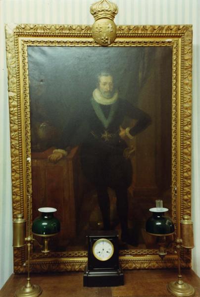 tableau : portrait d'Henri IV, vue générale ; lampes (2, paire), vue générale ; pendule, vue générale
