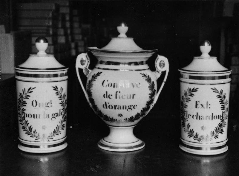 pots à pharmacie, vue générale - © Ministère de la Culture (France), Médiathèque du patrimoine et de la photographie (objets mobiliers), tous droits réservés