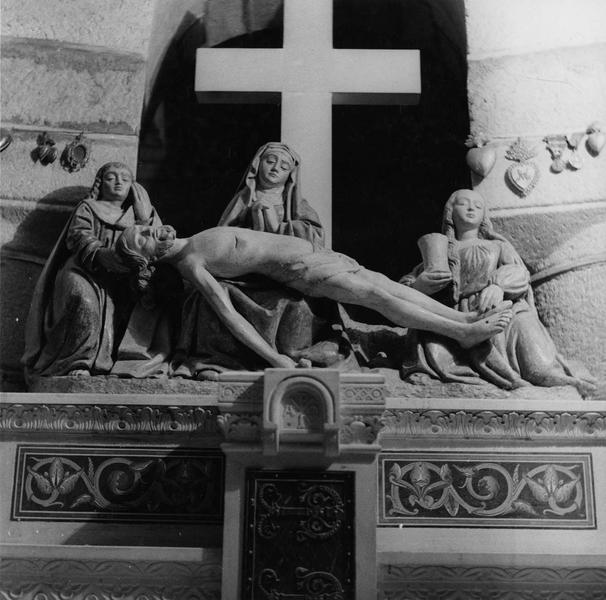 groupe sculpté : Vierge de Pitié entre saint Jean et sainte Madeleine (la), vue générale