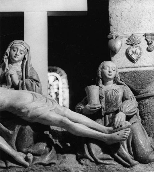 groupe sculpté : Vierge de Pitié entre saint Jean et sainte Madeleine (la), vue partielle