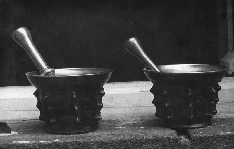 mortiers (2), pilons (2), vue générale - © Ministère de la Culture (France), Médiathèque du patrimoine et de la photographie (objets mobiliers), tous droits réservés