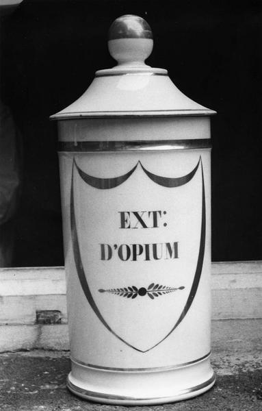 pot à pharmacie, vue générale - © Ministère de la Culture (France), Médiathèque du patrimoine et de la photographie (objets mobiliers), tous droits réservés