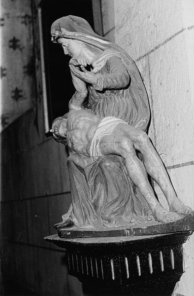 groupe sculpté : Vierge de Pitié, vue de profil