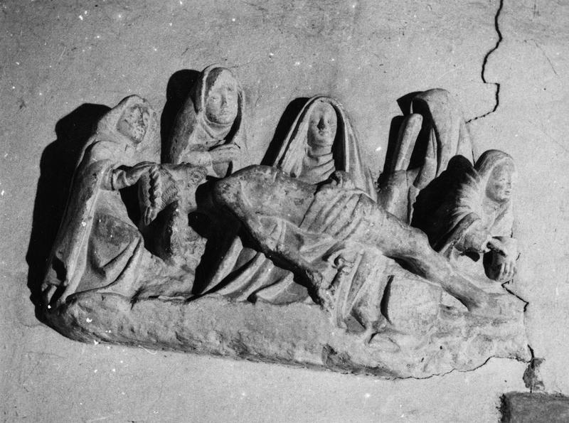 bas-relief : Vierge de Pitié entre les saintes femmes et saint Jean (la), vue générale