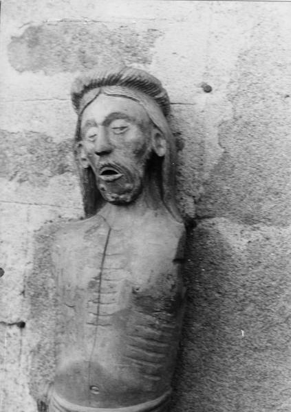 statue : Christ en croix, vue partielle
