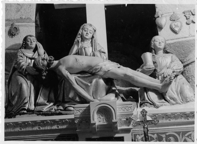 groupe sculpté : Vierge de Pitié entre saint Jean et sainte Madeleine (la), vue générale