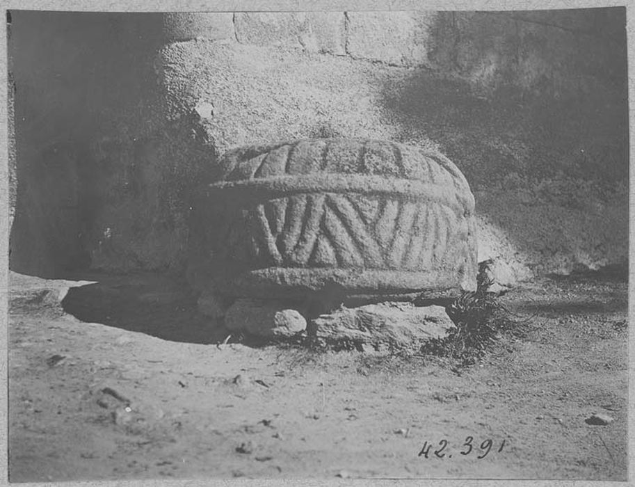 fonts baptismaux, détail d’un élément lapidaire réutilisé - © Ministère de la Culture (France), Médiathèque du patrimoine et de la photographie, diffusion GrandPalaisRmn Photo