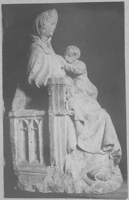 statue : Vierge à l'Enfant allaitant