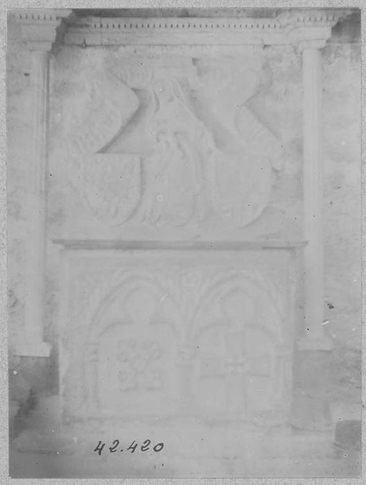 fonts baptismaux, bas-relief : Vierge de pitié