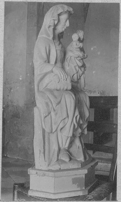 groupe sculpté : sainte Anne la Vierge et l'Enfant Jésus, profil droit