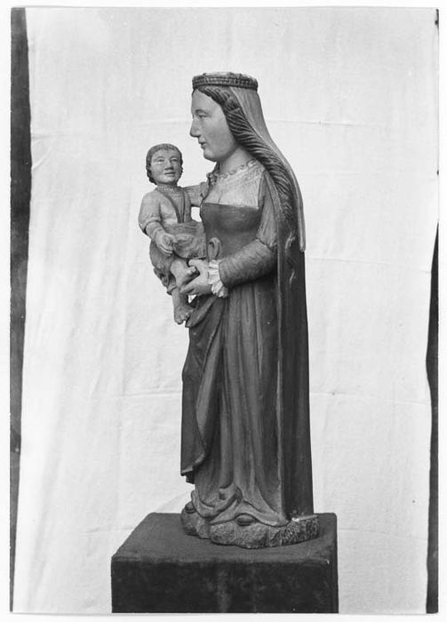 statue : Vierge à l'Enfant, profil gauche - © Ministère de la Culture (France), Médiathèque du patrimoine et de la photographie, diffusion GrandPalaisRmn Photo
