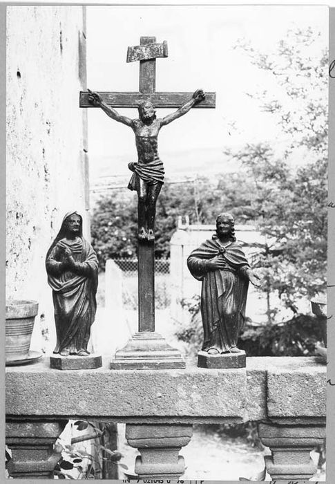 statues (clavaire) : Christ en croix, saint Jean, Vierge - © Ministère de la Culture (France), Médiathèque du patrimoine et de la photographie, diffusion GrandPalaisRmn Photo