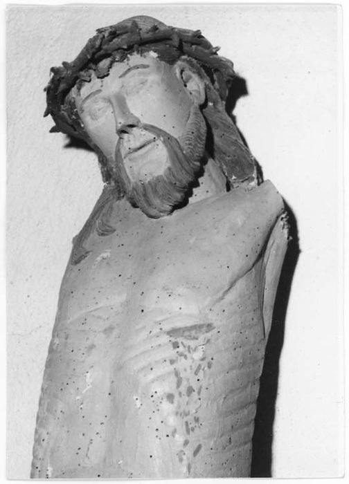 statue : Christ en croix