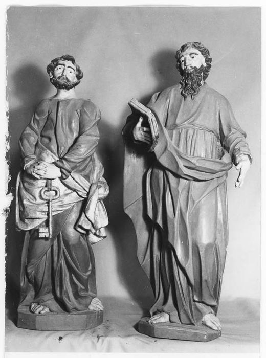 deux statues : Saint Pierre et Saint Paul