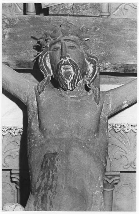 statue : Christ en croix, vue partielle