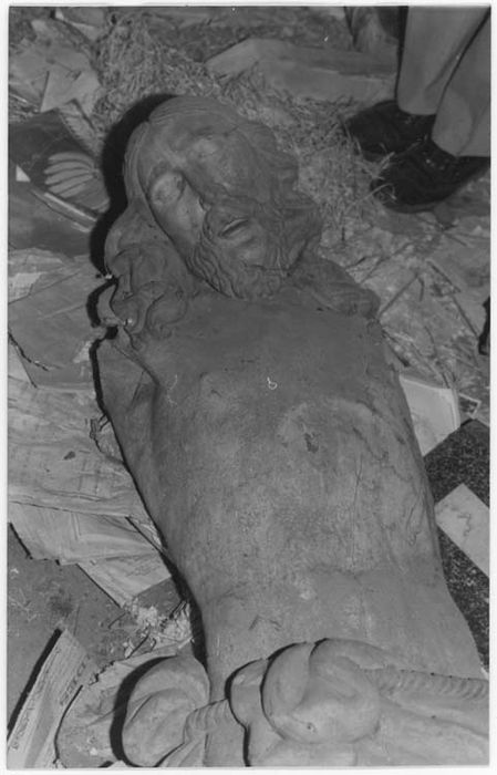 statue : Christ en croix, vue partielle