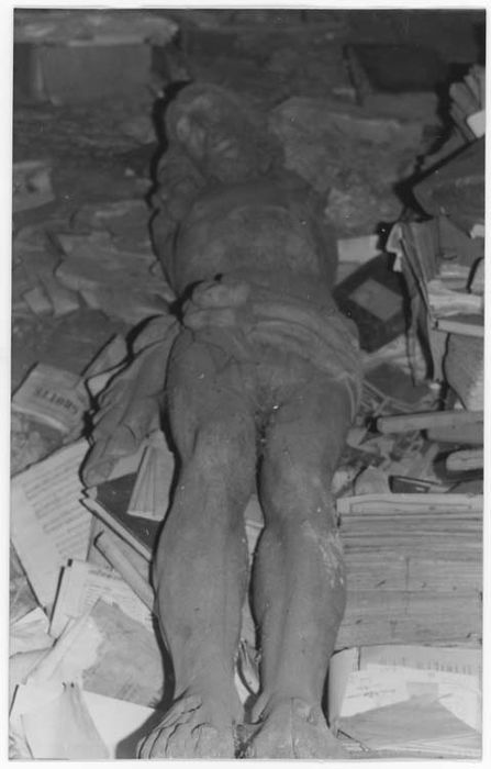statue : Christ en croix