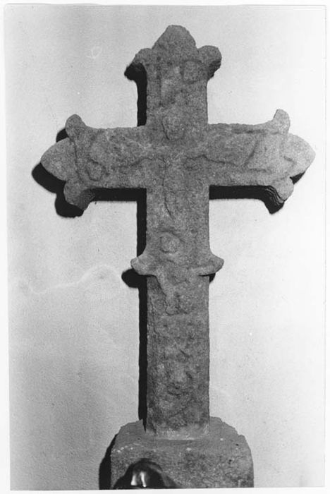 Croix de chemin et groupe sculpté : Vierge de Pitié