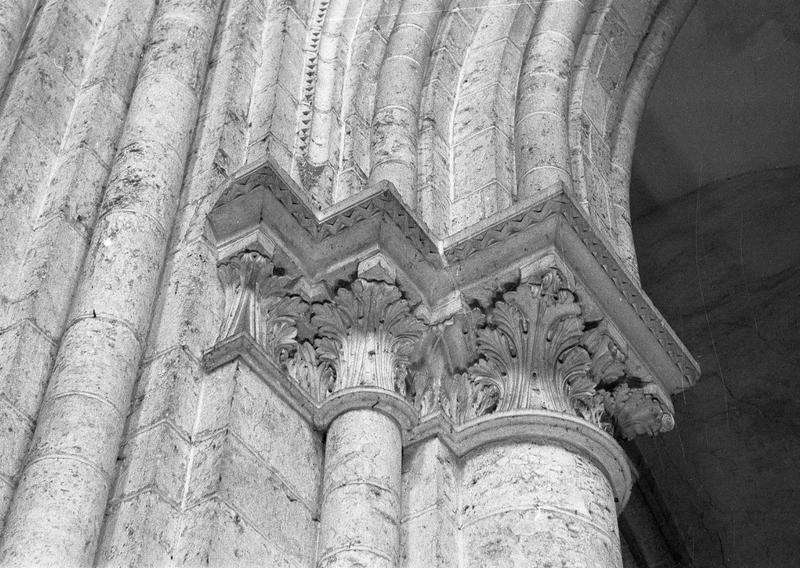 Intérieur : croisée du transept, chapiteaux à feuilles d'acanthe