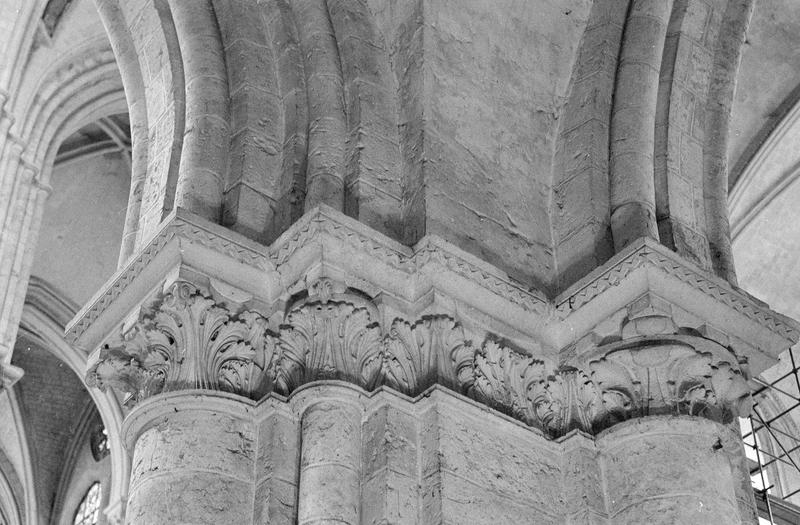 Intérieur : croisée du transept, chapiteaux à feuilles d'acanthe