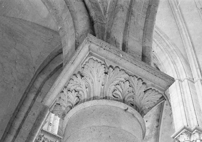 Intérieur, choeur, côté sud : chapiteau à feuilles d'acanthe