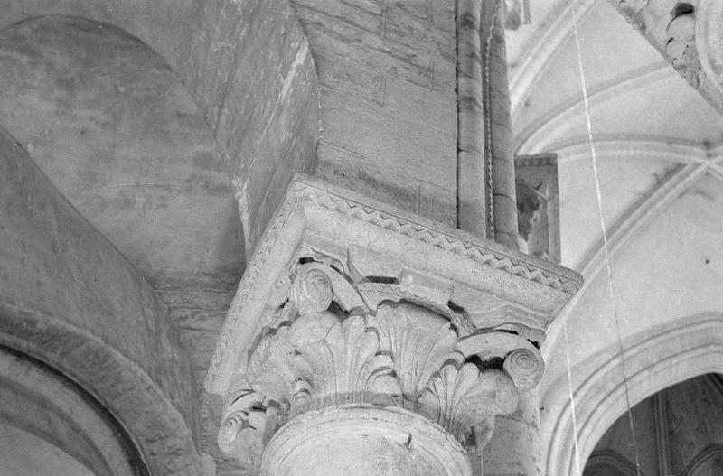 Intérieur, choeur, côté sud : chapiteau à feuilles d'acanthe