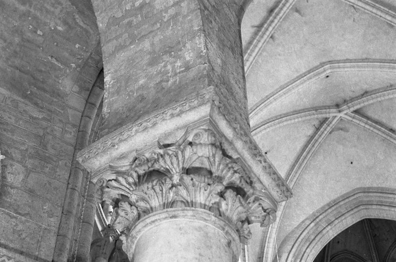 Intérieur, choeur, côté sud (supposé) : chapiteau à feuilles d'acanthe