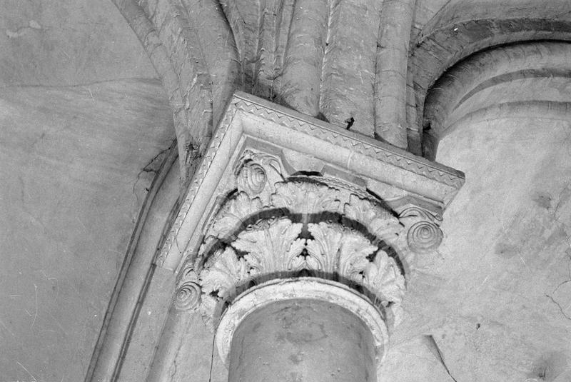 Intérieur, déambulatoire, côté sud : chapiteau à feuilles d'acanthe