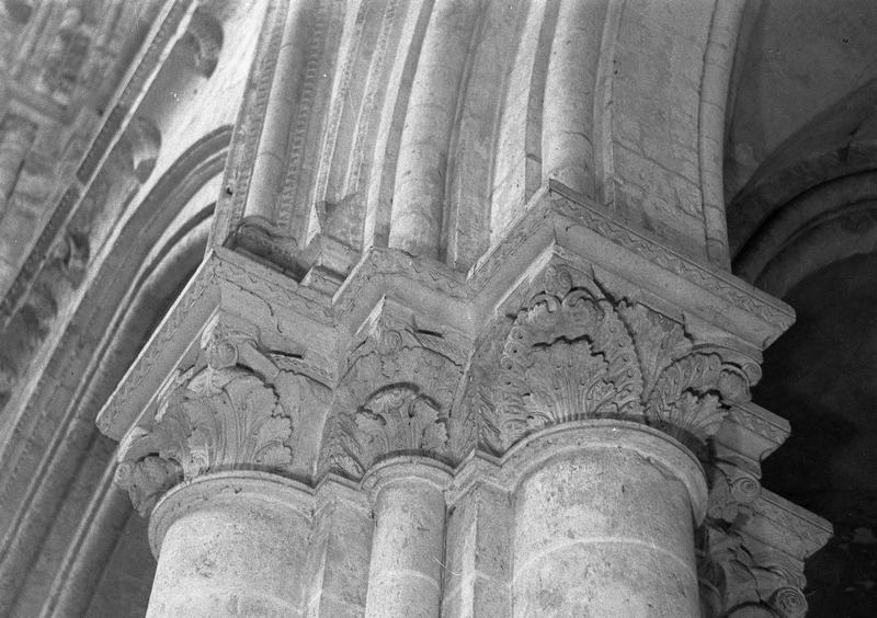 Intérieur, transept nord, pilier central est : chapiteaux à feuilles d'acanthe, côté sud-ouest