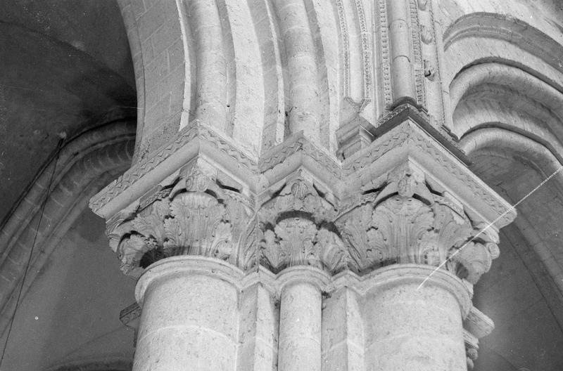 Intérieur, transept nord, pilier central est : chapiteaux à feuilles d'acanthe, côté nord-ouest