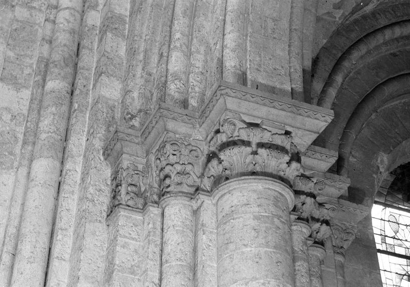 Intérieur, transept nord, pilier est : chapiteaux à feuilles d'acanthe, côté sud-ouest