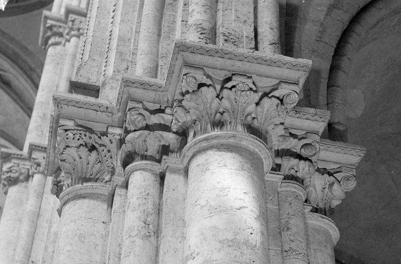 Intérieur, transept sud, pilier est : chapiteaux à feuilles d'acanthe, côté ouest