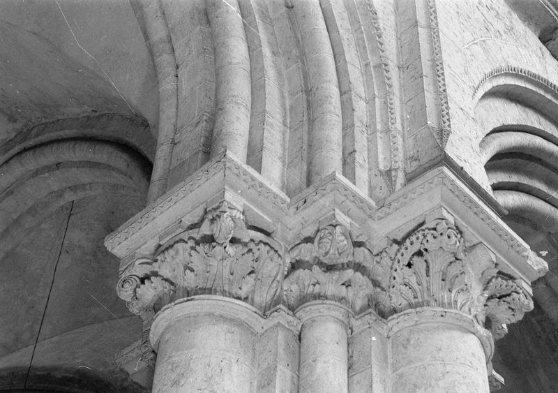 Intérieur, transept sud, pilier : chapiteaux à feuilles d'acanthe