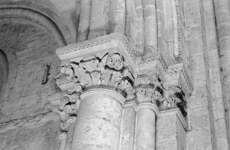 Intérieur, transept sud, pilier : chapiteaux à feuilles d'acanthe