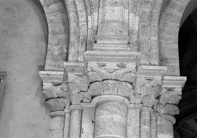 Intérieur, transept sud, pilier ouest : chapiteaux à feuilles d'acanthe, côté est