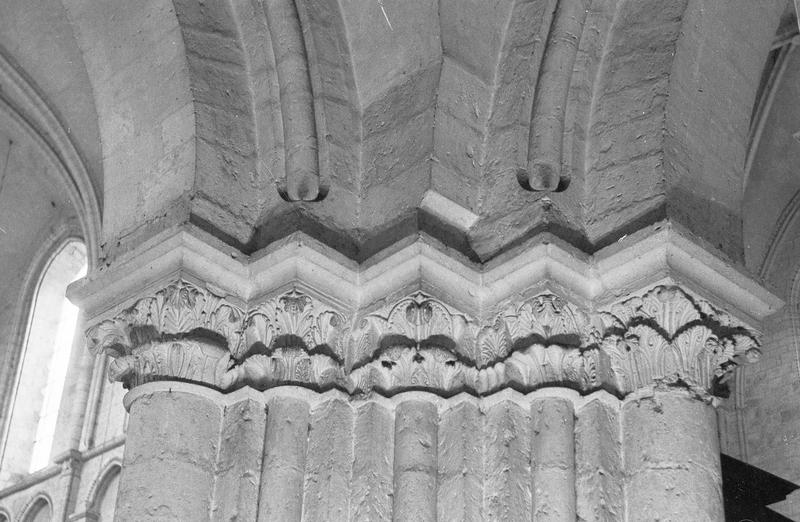 Intérieur, croisée du transept, pilier nord-ouest : chapiteaux à feuilles d'acanthe, côté nord-ouest