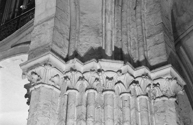 Intérieur, nef, premier pilier nord : chapiteaux à feuilles d'acanthe, côté nord-est