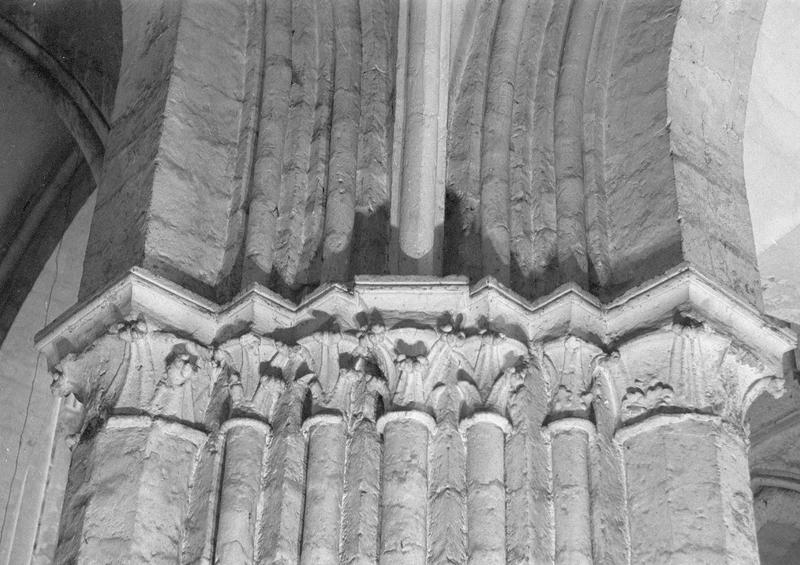 Intérieur, nef, premier pilier nord : chapiteaux à feuilles d'acanthe, côté nord-ouest