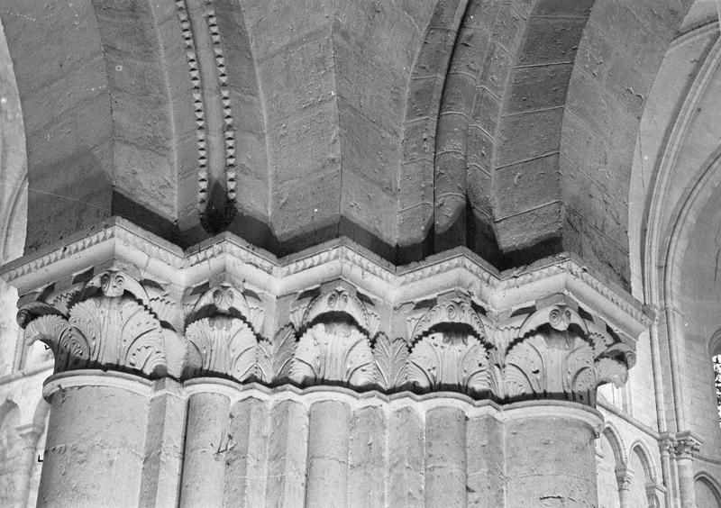 Intérieur, croisée du transept, pilier sud-ouest : chapiteaux à feuilles d'acanthe, côté sud-ouest