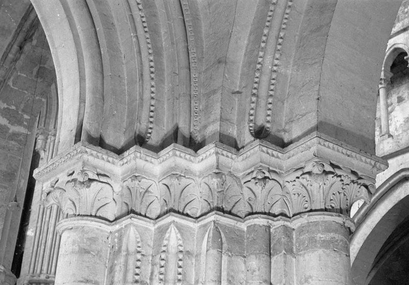 Intérieur, nef, quatrième pilier sud : chapiteaux à feuilles d'acanthe, sud-est